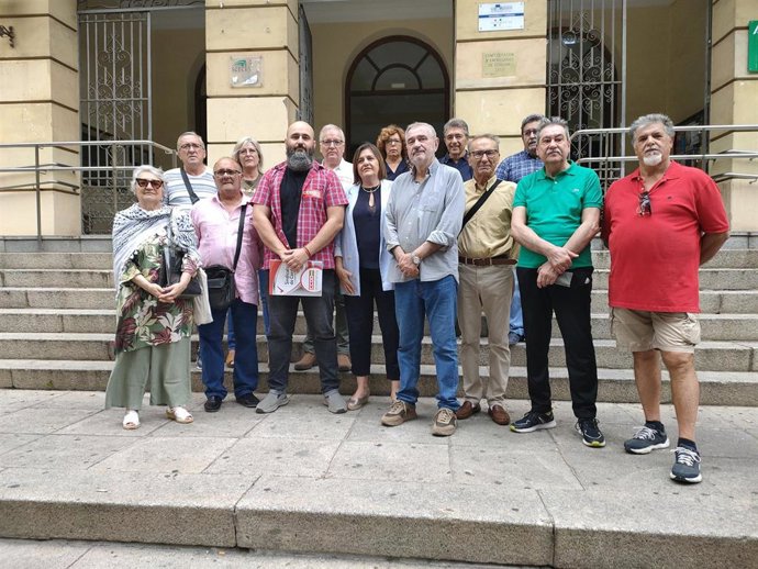 José Enrique Guerra (3 izda.) y Luis Naranjo (4 dcha.), junto a otros responsables del Foro y de CCOO, ante la sede provincial del sindicato.