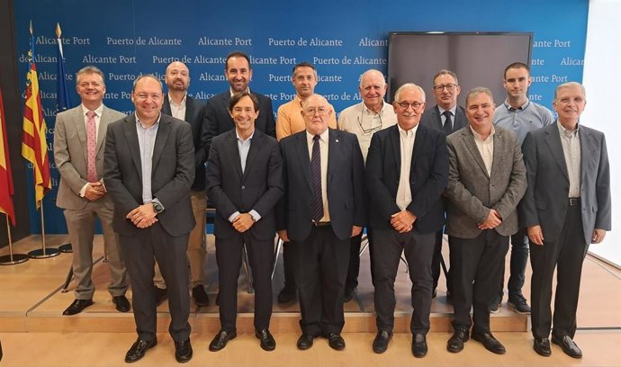 Representantes de la alianza VAHIA 2030 en la Autoridad Portuaria de Alicante