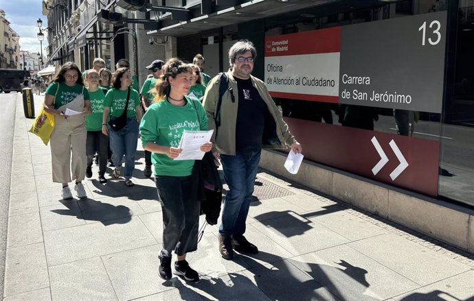 Representantes de Menos Lectivas y de los sindicatos CGT, STEM y CNT a su llegada a la Oficina de Atención al Ciudadano de la Comunidad de Madrid para registrar la carta dirigida al consejero de Educación, Emilio Viciana.