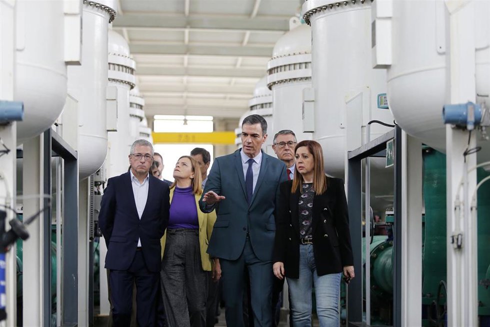 Archivo - La delegada del Gobierno en la Comunitat Valenciana, Pilar Bernabé (2i), y el presidente del Gobierno, Pedro Sánchez (2d), durante su visita a las instalaciones de la planta desaladora de Torrevieja