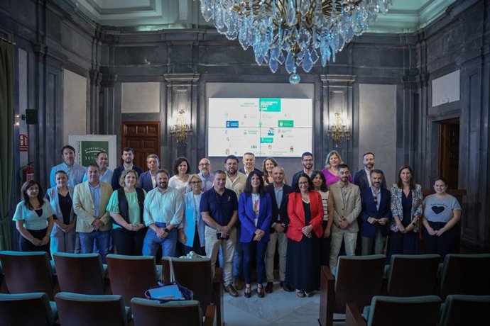 Marta Alonso e Inés Mazuela junto con los representantes municipales en el acto