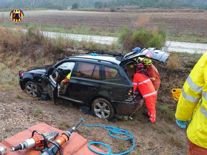 Herida una mujer tras sufrir una salida de vía y quedar atrapada en el vehículo en Moixent (Valencia)