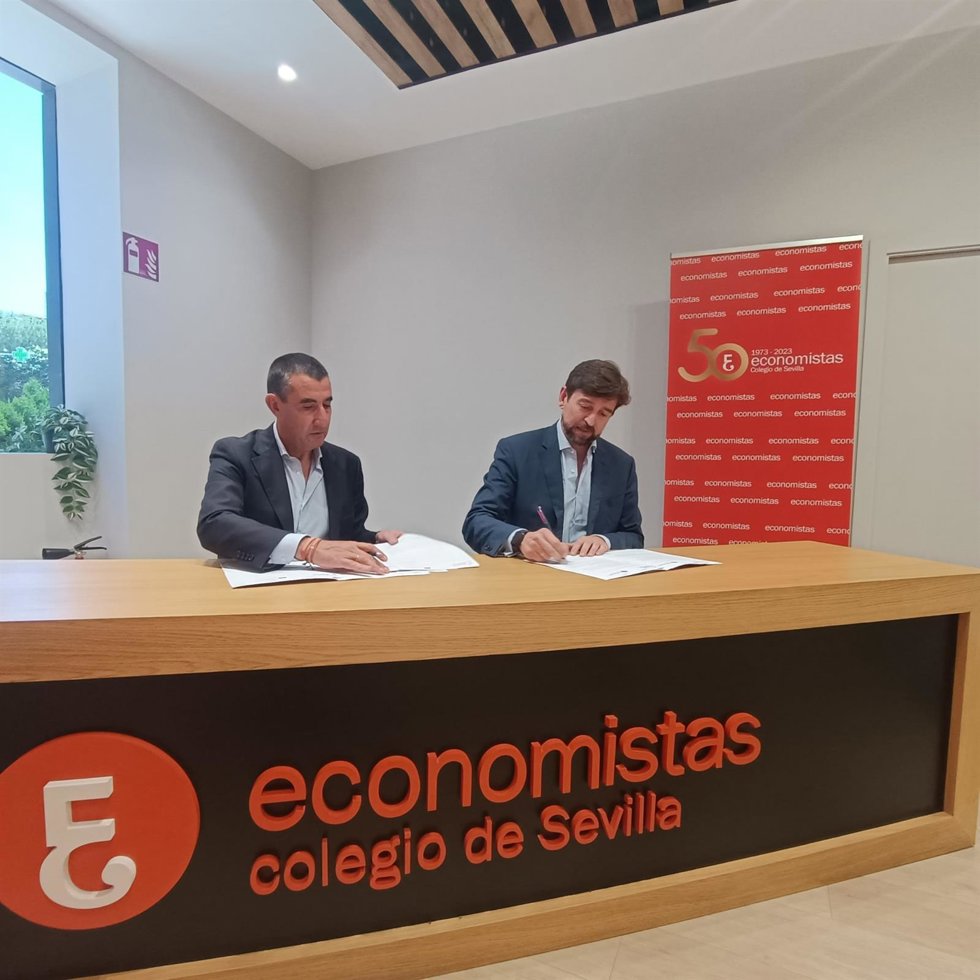 El decano del Colegio Profesional de Economistas de Sevilla, Francisco José Tato Jiménez, y el presidente de Sevilla City One
