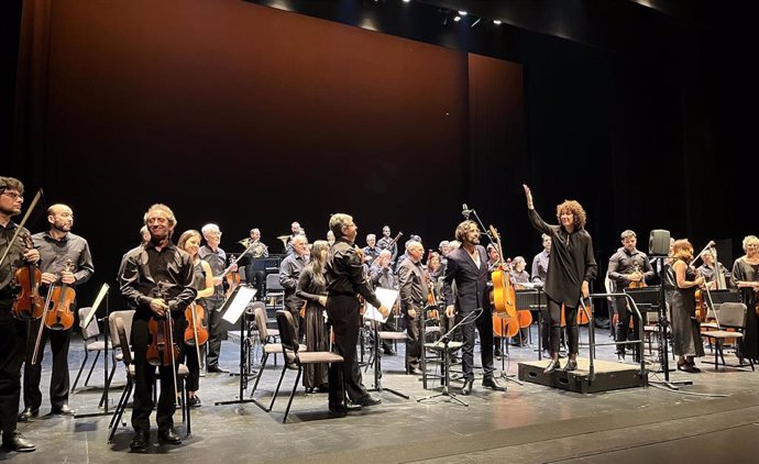 La directora Beatriz Fernández Aucejo, con la Orquesta de Córdoba y el guitarrista Daniel Casares, en el concierto celebrado en el Teatro Central de Sevilla el pasado 25 de mayo.