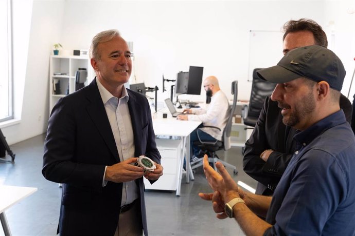 El presidente del Gobierno de Aragón, Jorge Azcón, en las oficinas de Oboria Digital.