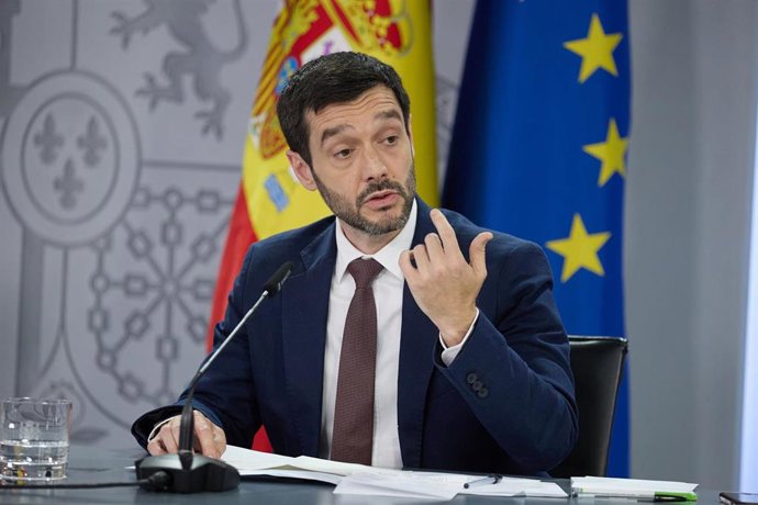 El ministro de Derechos Sociales y Agenda 2030, Pablo Bustinduy, durante una rueda de prensa posterior a la reunión del Consejo de Ministros, en el Palacio de la Moncloa, a 11 de junio de 2024, en Madrid (España). 