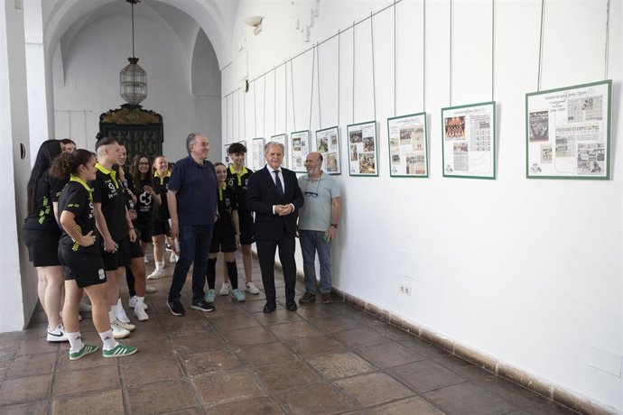 El presidente de la Diputación de Córdoba, Salvador Fuentes, ha asistido a la inauguración de la exposición fotográfica en conmemoración del 40 Aniversario del Club Deportivo Córdoba.