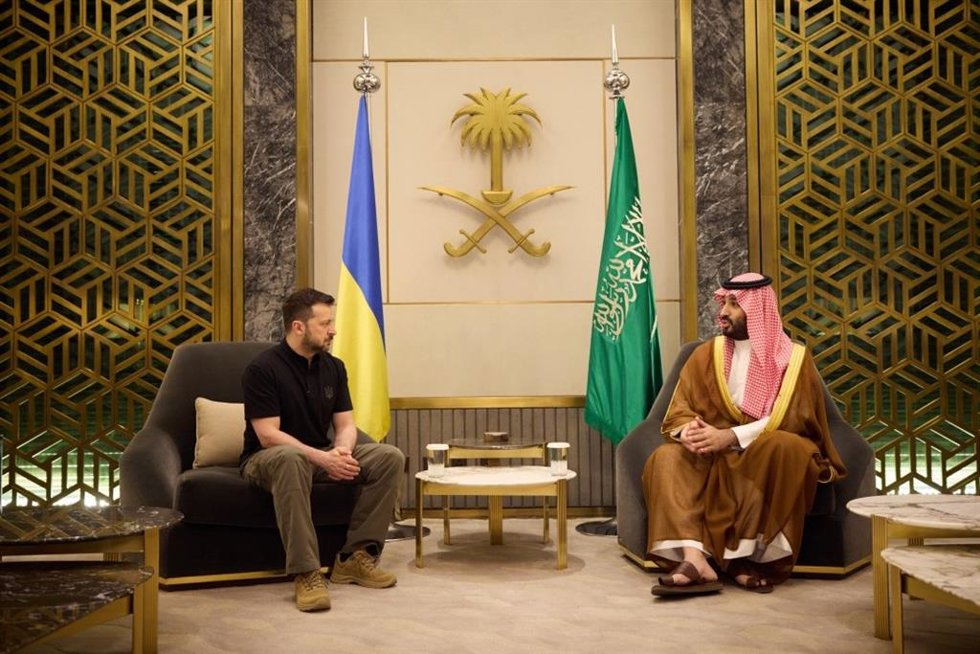 El presidente de Ucrania, Volodimir Zelenski, con el príncipe heredero saudí, Mohamed bin Salmán