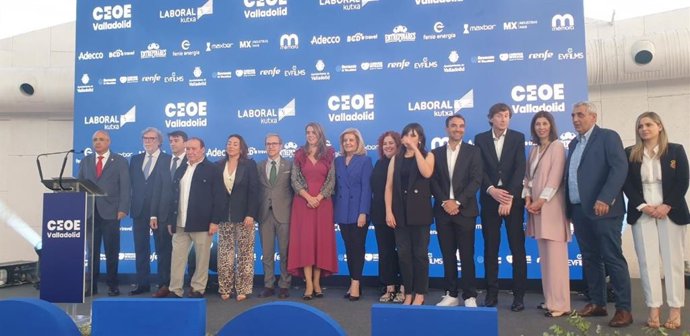 Foto de familia de autoridades y representantes empresariales galardonados en los Premios CEOE Valladolid 2024