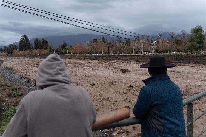 Archivo - June 23, 2023, Santiago, Metropolitana, Chile: People watch the Mapocho river running high due to heavy rains in Santiago, Chile.