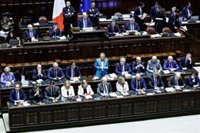 Un diputado de la Liga italiana golpea en la cabeza a otro del M5S en la Cámara de Diputados