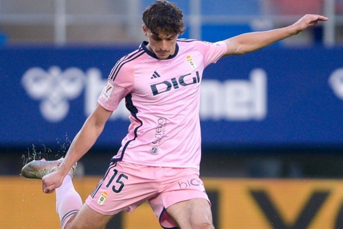 Oier Luengo, durante un partido con el Real Oviedo.