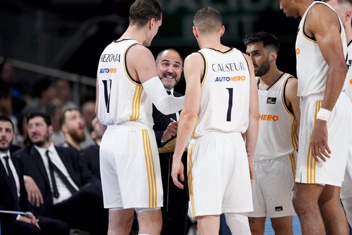 Chus Mateo habla con sus jugadores durante un tiempo muerto de un partido