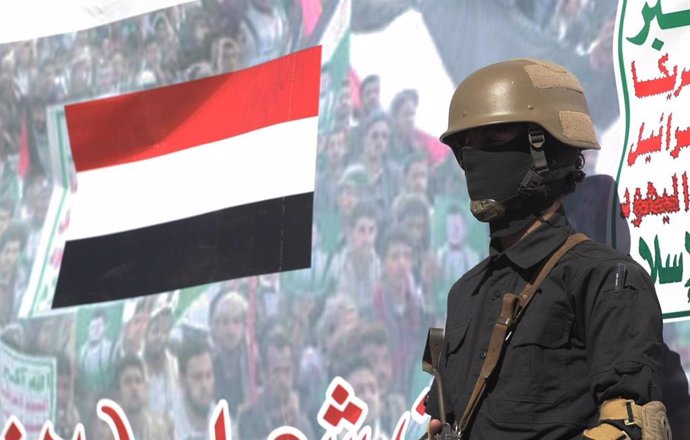 Archivo - Un rebelde yemení hutí hace guardia durante una ceremonia de entrenamiento en Saná