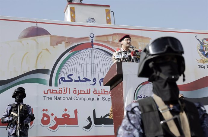 Archivo - SANAA, May 3, 2024  -- Houthi military spokesman Yahya Sarea speaks during a rally in Sanaa, Yemen, on May 3, 2024. Yemen's Houthi group announced on Friday the expansion of its ballistic missile attacks to include all Israeli-linked commercial 