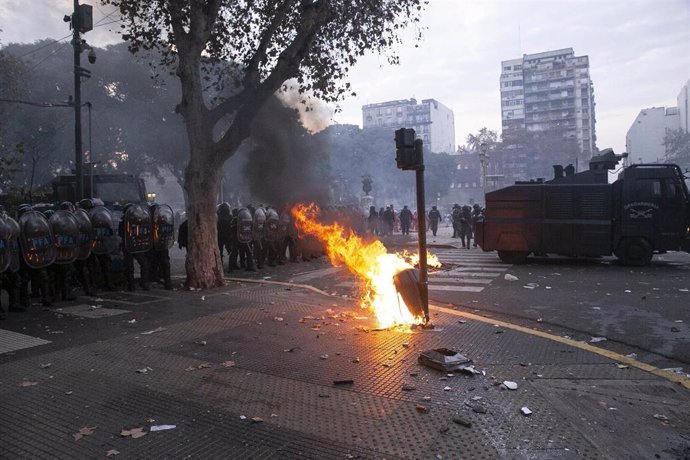 La Policía argentina carga contra miles de manifestantes a las puertas del Congreso