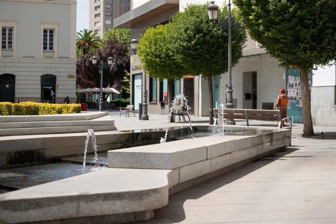 Archivo - Chorros de una fuente en Badajoz