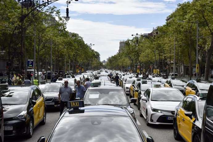 Archivo - Concentración de Taxis en el paseo de Gracia de Barcelona durante una marcha lenta hasta la Delegación del Gobierno contra la liberalización de los VTC, a 14 de junio de 2023, en Barcelona, Catalunya (España). 