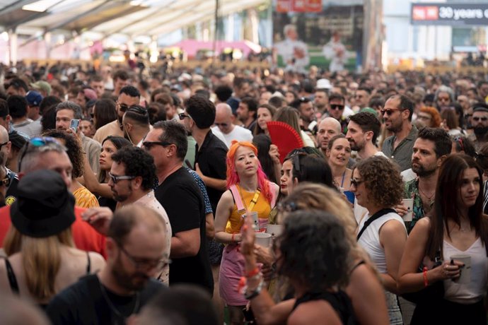 Archivo - Diverses persones ballen el dia en què arrenca una nova edició del Sónar de Dia, a Fira de Barcelona Montjuïc, a 15 de juny de 2023, a Barcelona