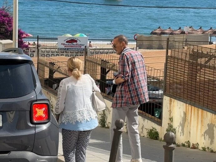 Julián Muñoz y Mayte Zaldívar llegando a un chiringuito tras abandonar el hospital