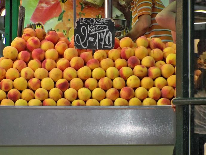 Archivo - Puesto de frutas en el mercado.