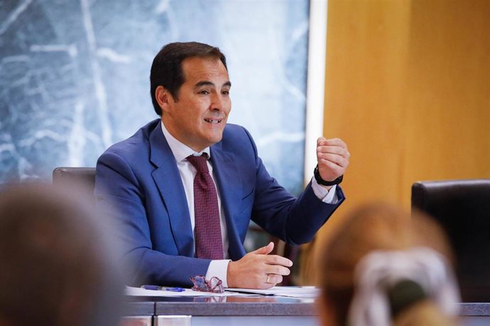 El consejero de Justicia, Administración Local y Función Pública, José Antonio Nieto, interviene durante la visita al Servicio de Mediación Penal de Andalucía en la Ciudad de la Justicia de Almería. 