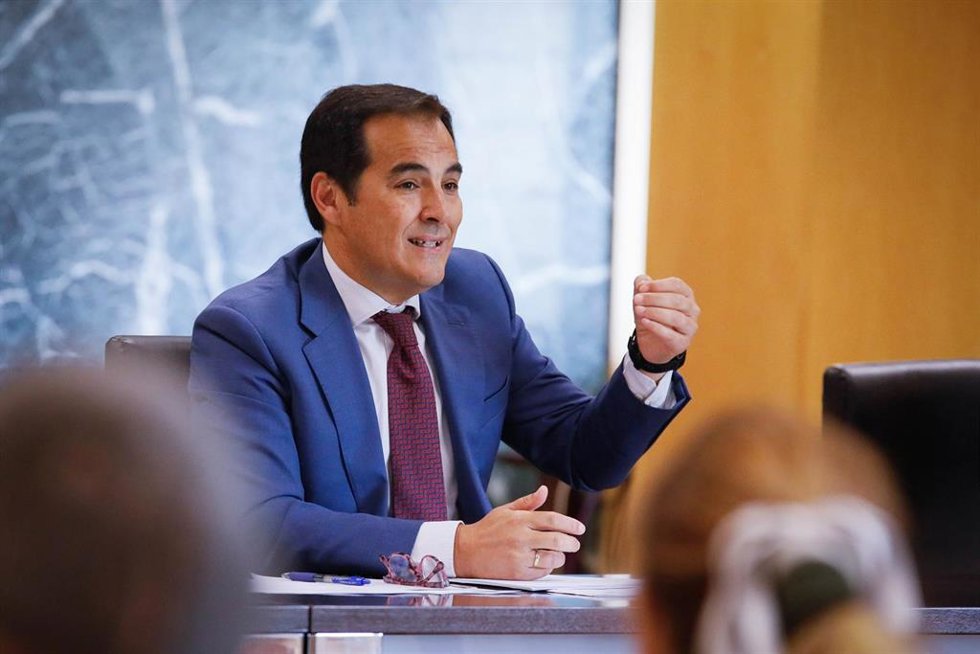 El consejero de Justicia, Administración Local y Función Pública, José Antonio Nieto, interviene durante la visita al Servicio de Mediación Penal de Andalucía en la Ciudad de la Justicia de Almería. 