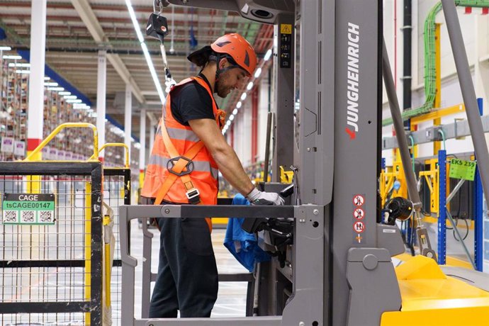 Archivo - Amazon invertirá 40 millones en formación de empleados en Europa.