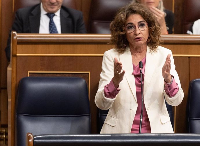 La vicepresidenta primera del Gobierno, ministra de Hacienda y vicesecretaria general del PSOE, María Jesús Montero, interviene  durante una sesión de control, en el Congreso de los Diputados, a 12 de junio de 2024, en Madrid (España). 