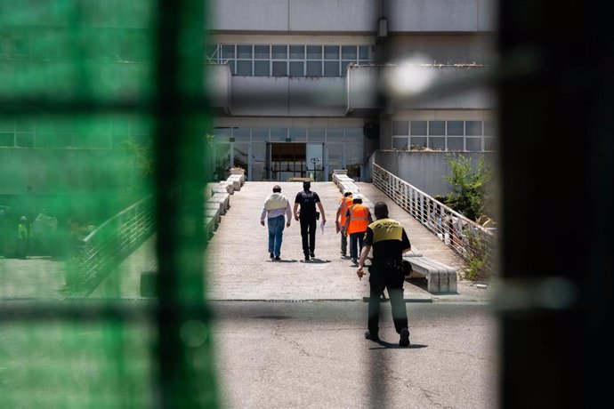 Un policía entra en las instalaciones donde se está llevando a cabo la obra en el polígono de La Cantueña, a 5 de junio de 2024, en Fuenlabrada, Madrid (España). 