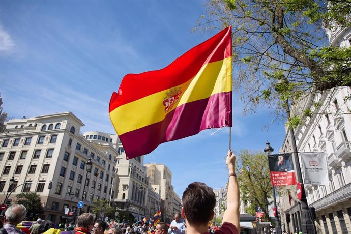 Un joven sostiene una bandera republicana.