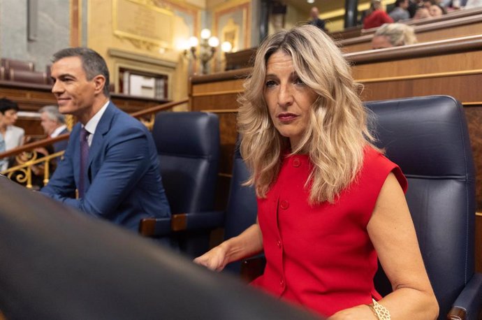 El presidente del Gobierno, Pedro Sánchez, y la vicepresidenta segunda, Yolanda Díaz, durante una sesión de control, en el Congreso de los Diputados, a 12 de junio de 2024, en Madrid (España). 