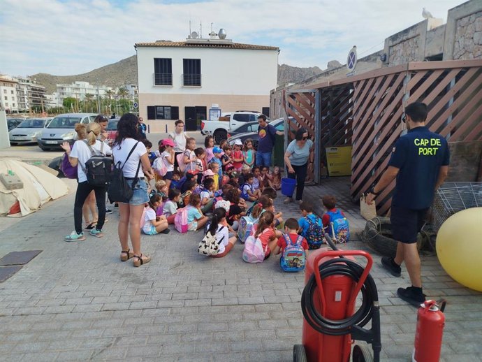 Alumnos acuden a una jornada de puertas abiertas de PortsIB.