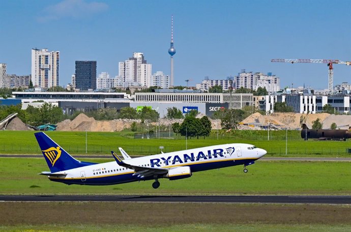 FILED - 08 May 2024, Brandenburg, Schoenefeld: A Ryanair plane takes off from Berlin Brandenburg Airport BER. Photo: Patrick Pleul/dpa