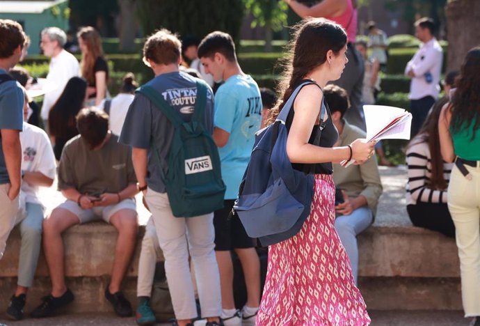 Alumnos preuniversitarios asisten a la primera jornada de las Pruebas de Acceso y Admisión a la Universidad (PEvAU). 