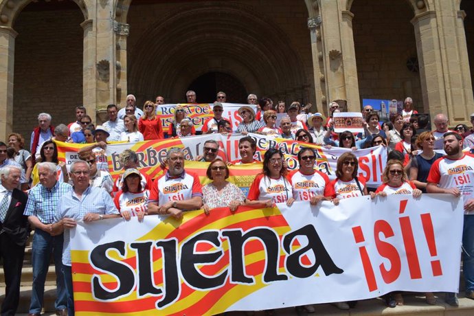 La Plataforma Sijena Sí se concentra junto al Real Monasterio de Santa María de Sijena.