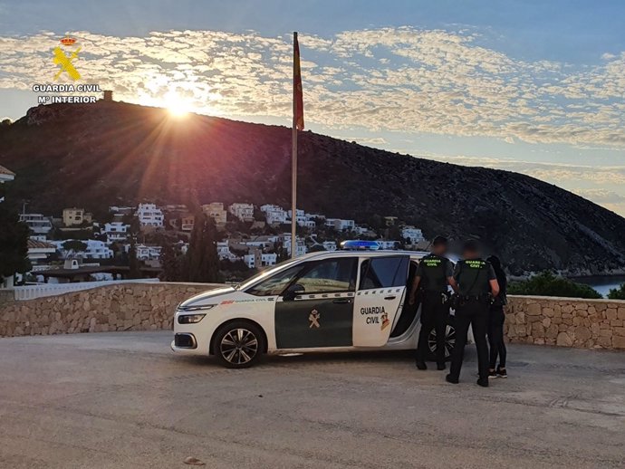 Vehículo y agentes de la Guardia Civil de Alicante