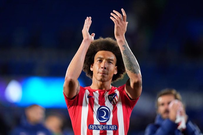 El belga Axel Witsel (Atlético de Madrid) saluda a los aficionados en el Coliseum de Getafe.  