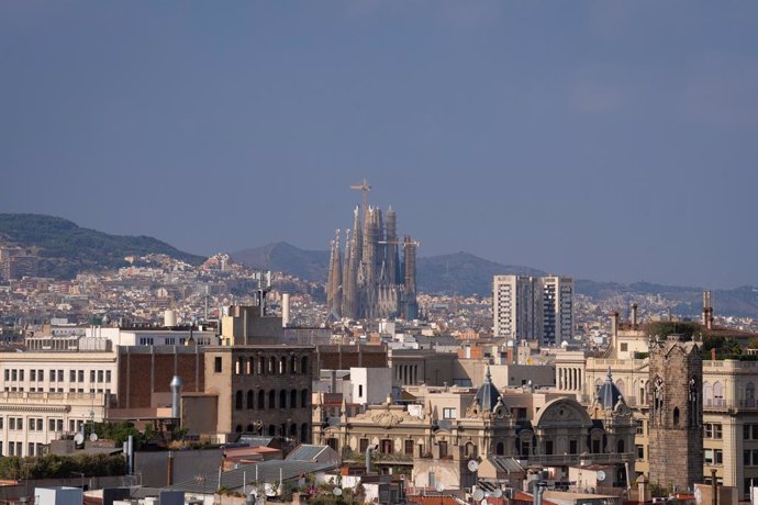 Archivo - Vista panorámica de Barcelona, con La Basílica de la Sagrada Familia al fondo, a 11 de octubre de 2023, en Barcelona, Catalunya (España).