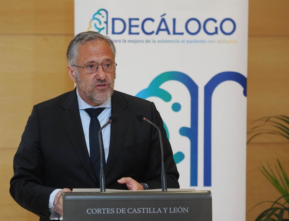 El presidente de las Cortes en la inauguración de la jornada sobre epilepsia.