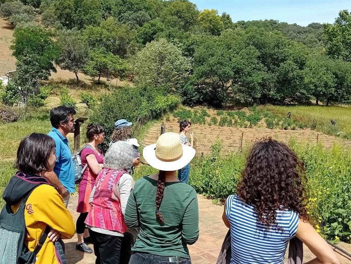 La primera de las Aulas de Agroecología del proyecto 'Mujeres y jóvenes en la producción ecológica' se ha puesto en marcha en Cazalla de la Sierra, en la finca Riscos Altos.