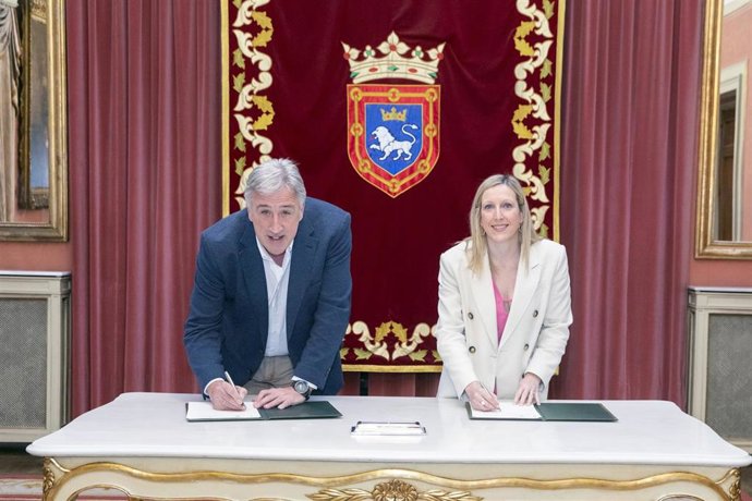 El alcalde de Pamplona, Joseba Asiron, y la consejera de Universidad, Innovación y Transformación Digital, Patricia Fanlo