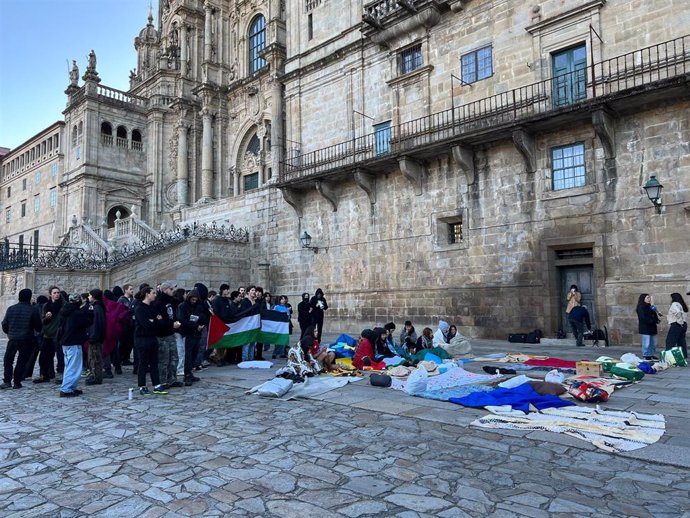 Estudiantes pro Palestina concentrados en la Praza do Obradoiro de Santiago de Compostela, tras ser desalojados del Rectorado, a 12 de junio de 2024.