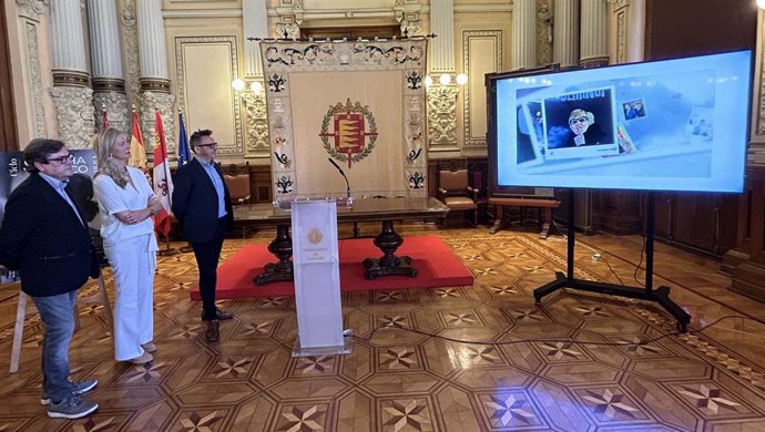 El director artístico del Teatro Calderón, José María Viteri; la concejal de Educación y Cultura, Irene Carvajal; y el director de Seminci, José Luis Cienfuegos, miran la proyección de un vídeo con imágenes de Concha Velasco.