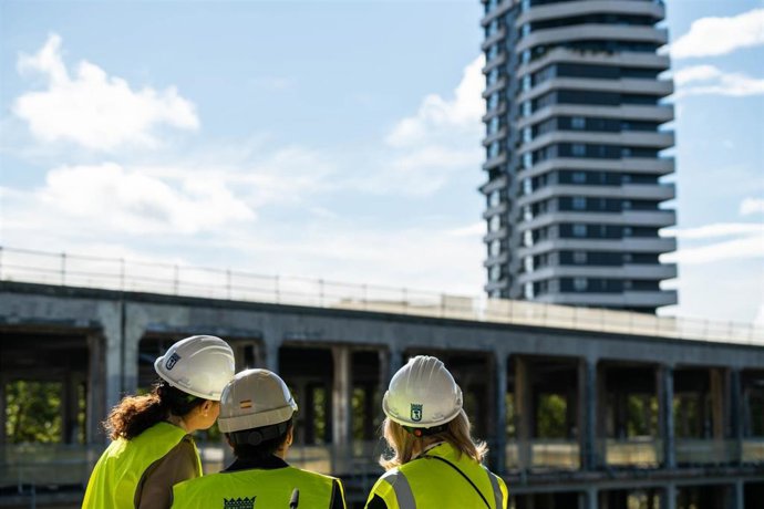 Archivo - El alcalde de Madrid, José Luis Martínez-Almeida (c) junto a la delegada de Obras y Equipamientos, Paloma García (d), y la concejala de Arganzuela, Lola Navarro (i), durante su visita al antiguo mercado de Frutas y Verduras de Legazpi