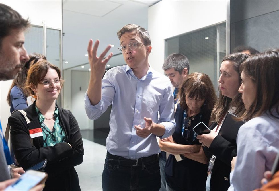 El portavoz de Sumar en el Congreso, Íñigo Errejón, atiende a medios tras una rueda de prensa posterior a la Junta de Portavoces, en el Congreso de los Diputados, a 11 de junio de 2024, en Madrid (España).