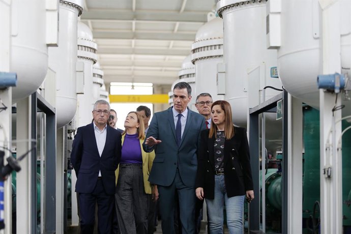 Archivo - Arxiu - La delegada del Govern a la Comunitat Valenciana, Pilar Bernabé (2e), i el president del Govern, Pedro Sánchez (2d), durant la seua visita a les instal·lacions de la planta desaladora de Torrevella