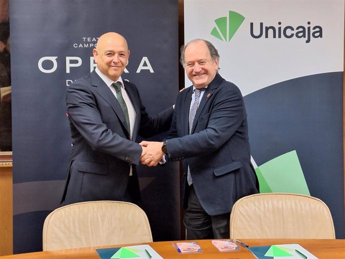 El director de Comunicación e Imagen de Unicaja, Fernando Ríos, y el presidente de la Fundación Ópera de Oviedo, Juan Carlos Rodríguez-Ovejero.