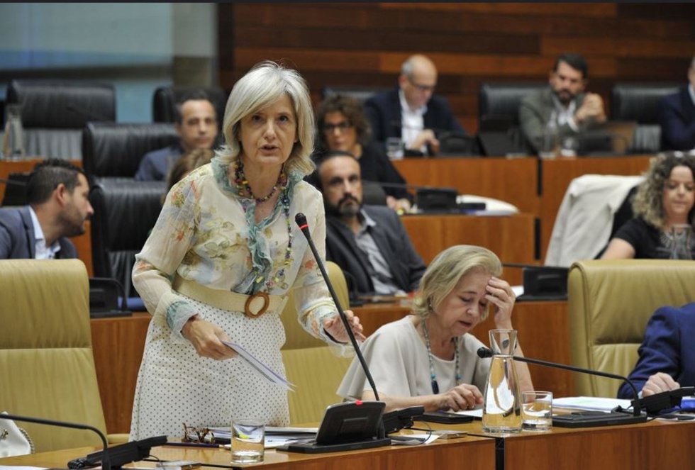 La portavoz de la Junta de Extremadura, Victoria Bazaga, en el pleno de la Asamblea de Extremadura