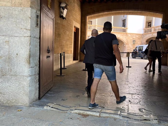 Uno de los acusados, entrando a la Audiencia junto a su abogado.